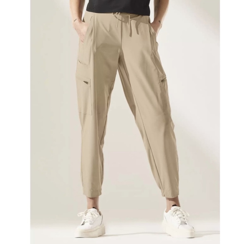 Athleta Go Far Travel Pants Size 2 Small Sand / Nude